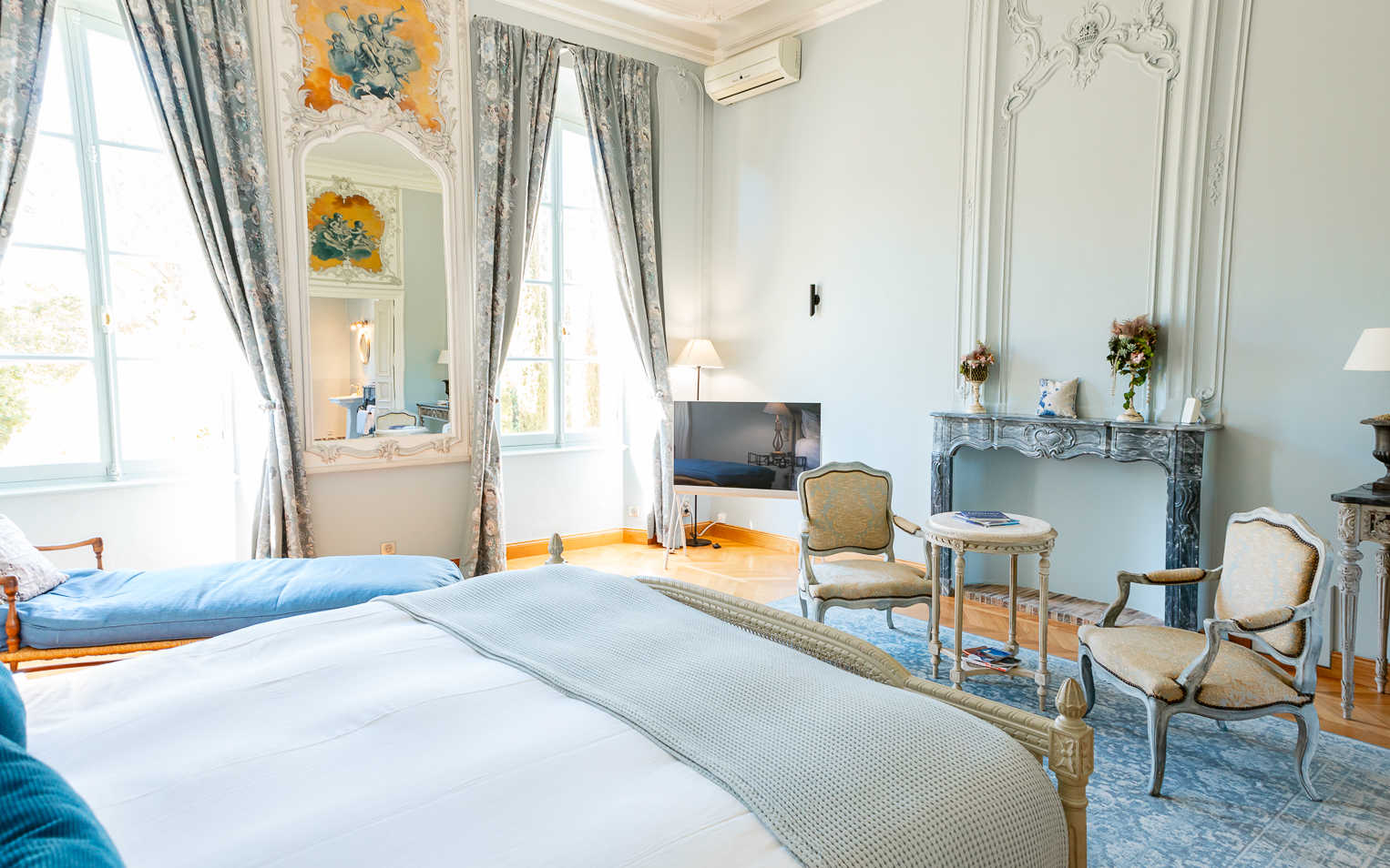 Blue Guest room Chateau Talaud